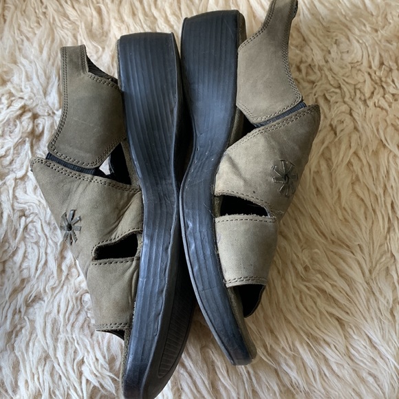 Genuine Leather Woodland sandals in army green with flower details. Size 40. - Picture 4 of 4